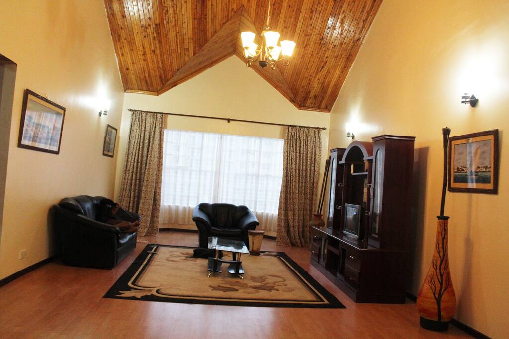 Spacious living room witrh high ceiling