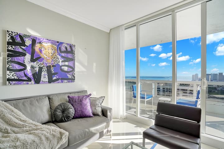 带沙发床的客厅，可通往阳台