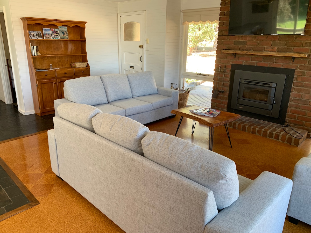 Top performing Airbnb: Delightful country 4 bedroom house/cabin - 5 acres in Shire Of Moyne