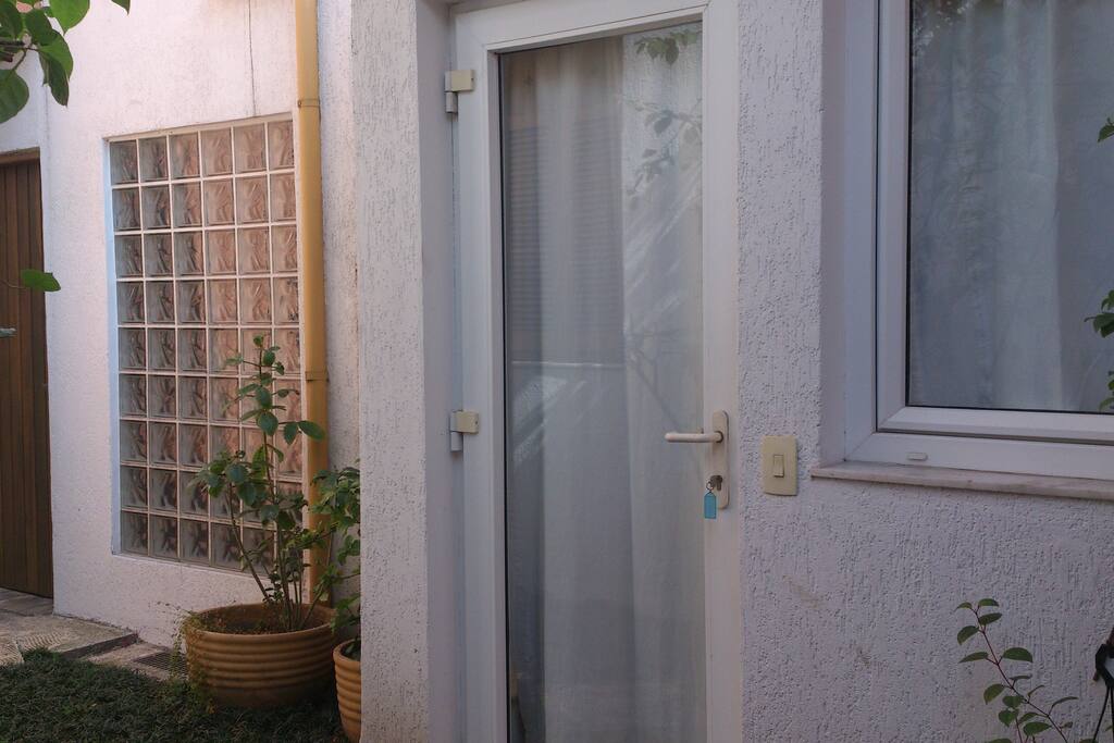 Porta do quarto lado de fora