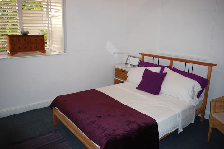 Cool and airy with a super  good ceiling fan