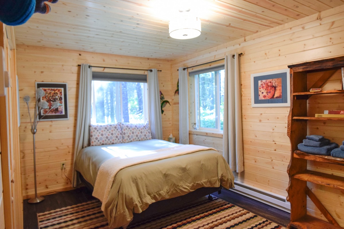 غرفة نوم بسرير بحجم كبير في الطابق السفلي