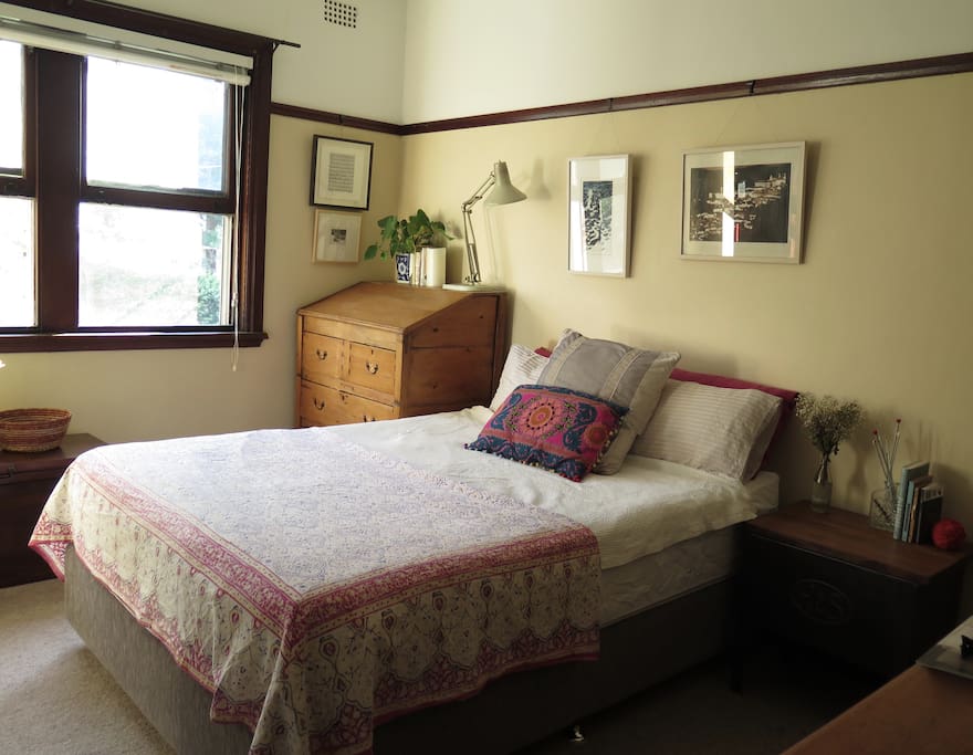 Bright and light main bedroom with Queen bed