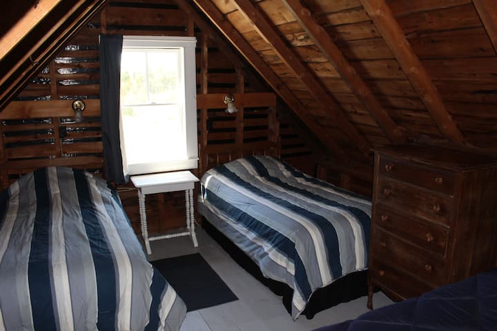 attic bedroom/ 2 of 3 twin beds