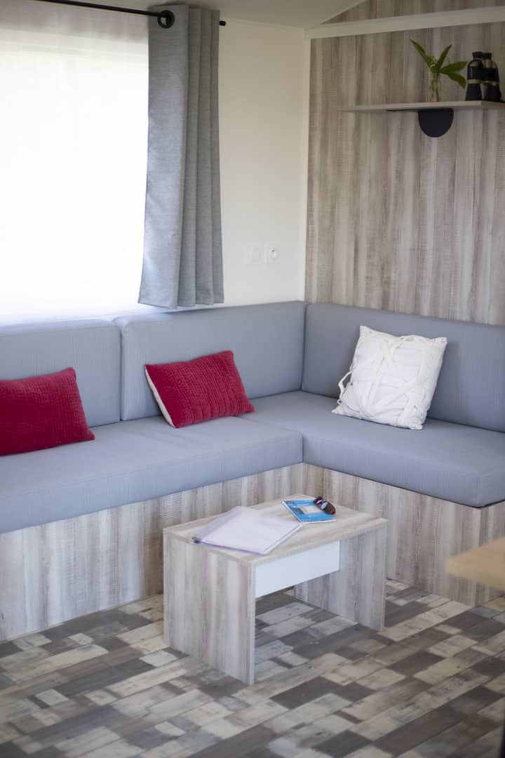 Divani në dhomën e ndenjjes