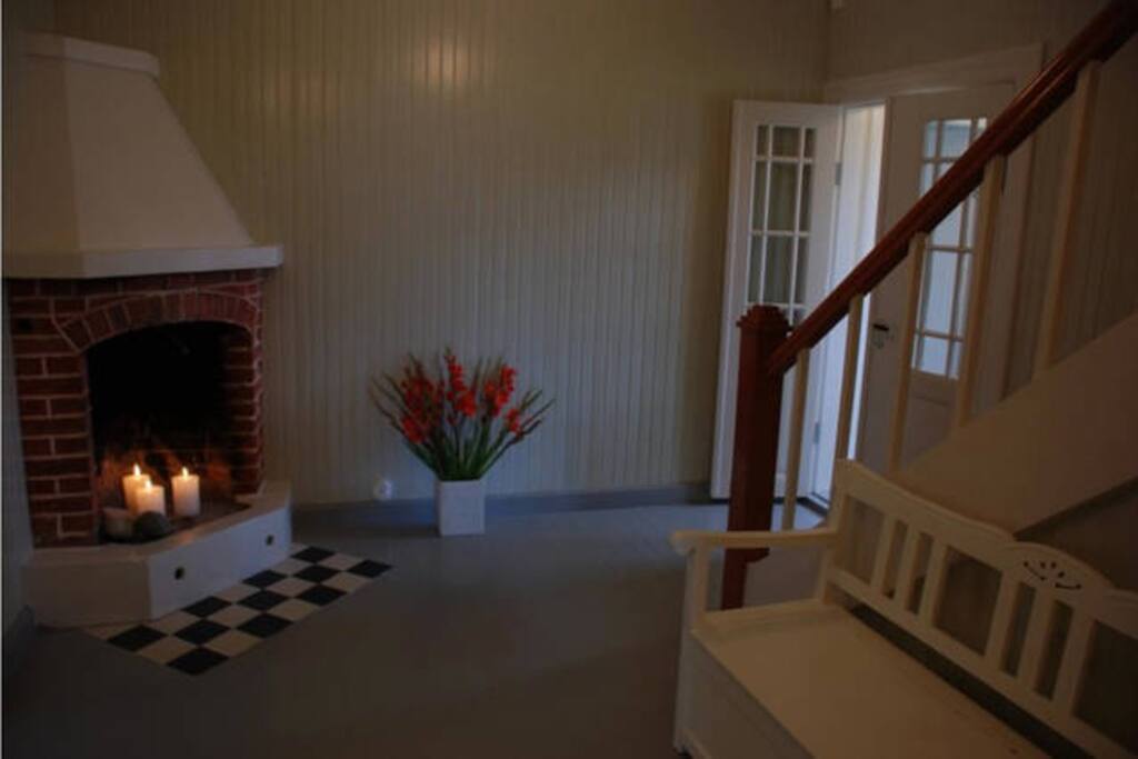 Cozy entrance, with fireplace