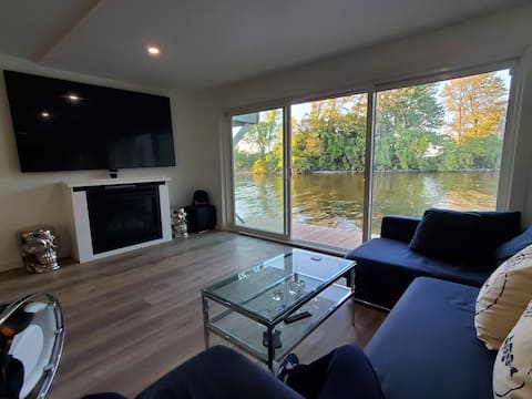 Unique waterfront Cottage -1.5 hours from T0