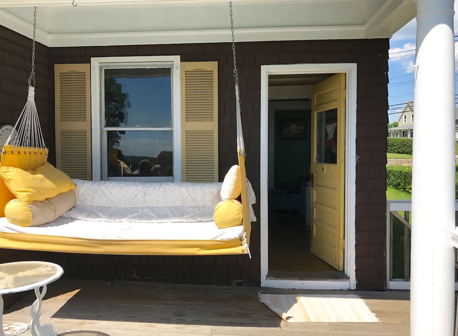 Outdoor porch swing