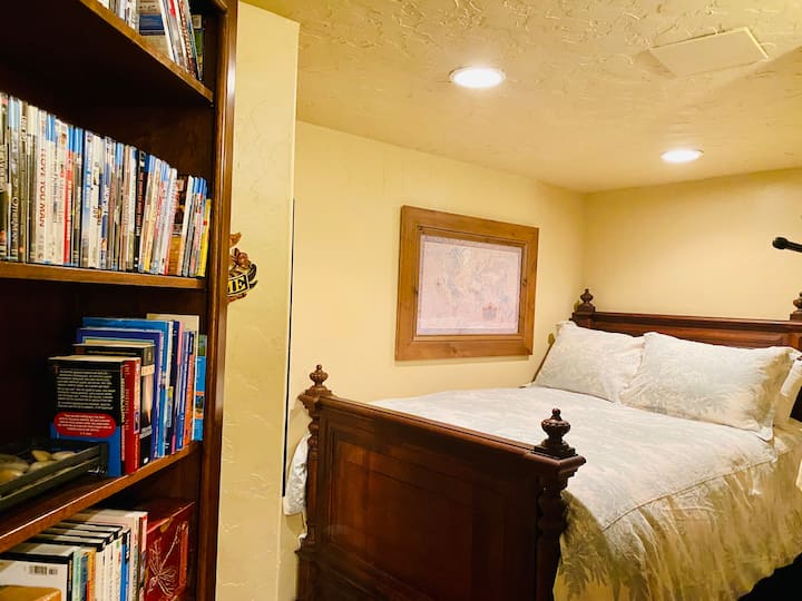 سرير مزدوج جديد تمامًا من نوع Tempur - pedic في سرير عتيق. يقع خيار النوم هذا في مقصورة مكتبة بدون باب ولكن لا يمكن رؤيتها من سرير الملكة القريب.