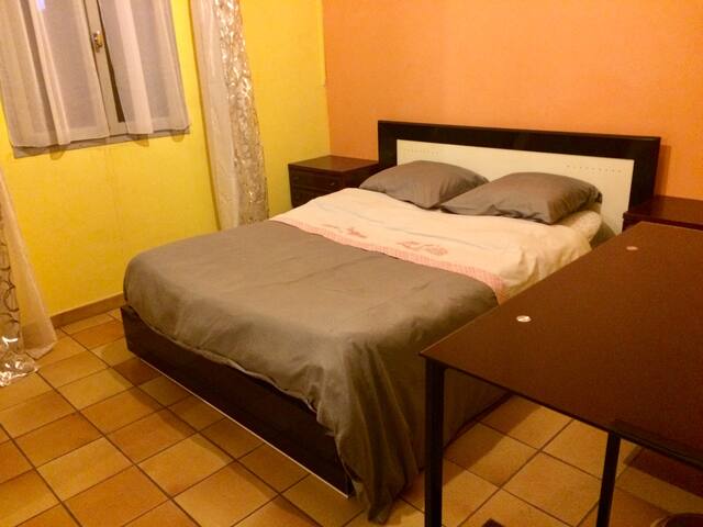 Loue chambre meublée.