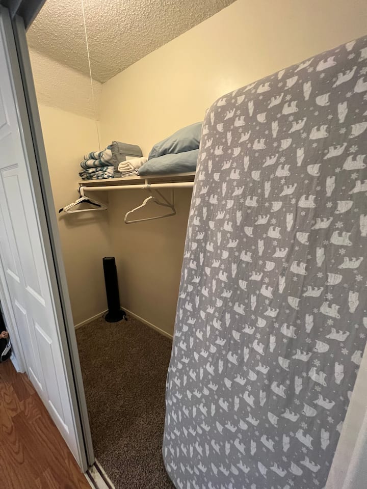 Nafukovací matrac, posteľná bielizeň, 2 vankúše navyše, prikrývka navyše, dve podlahové ventilátory a vešiaky.