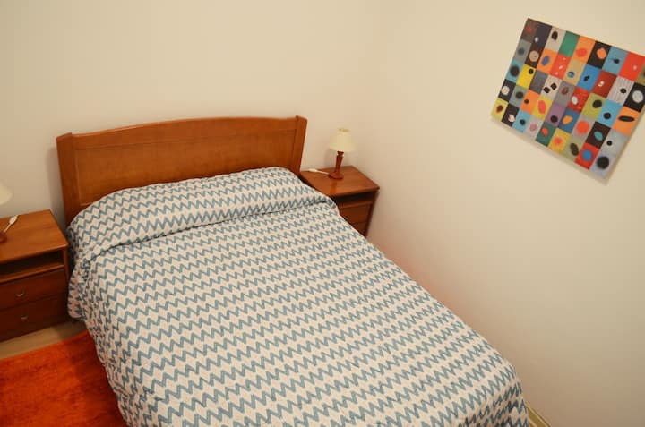 Chumba cha kulala (1) kitanda cha watu wawili (dirisha la ndani)