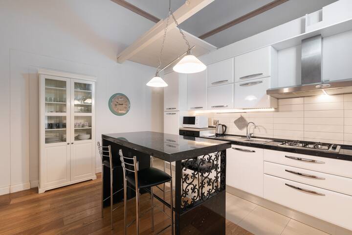 Incredible Frescoed Apartment next to Uffizi gallery image 4