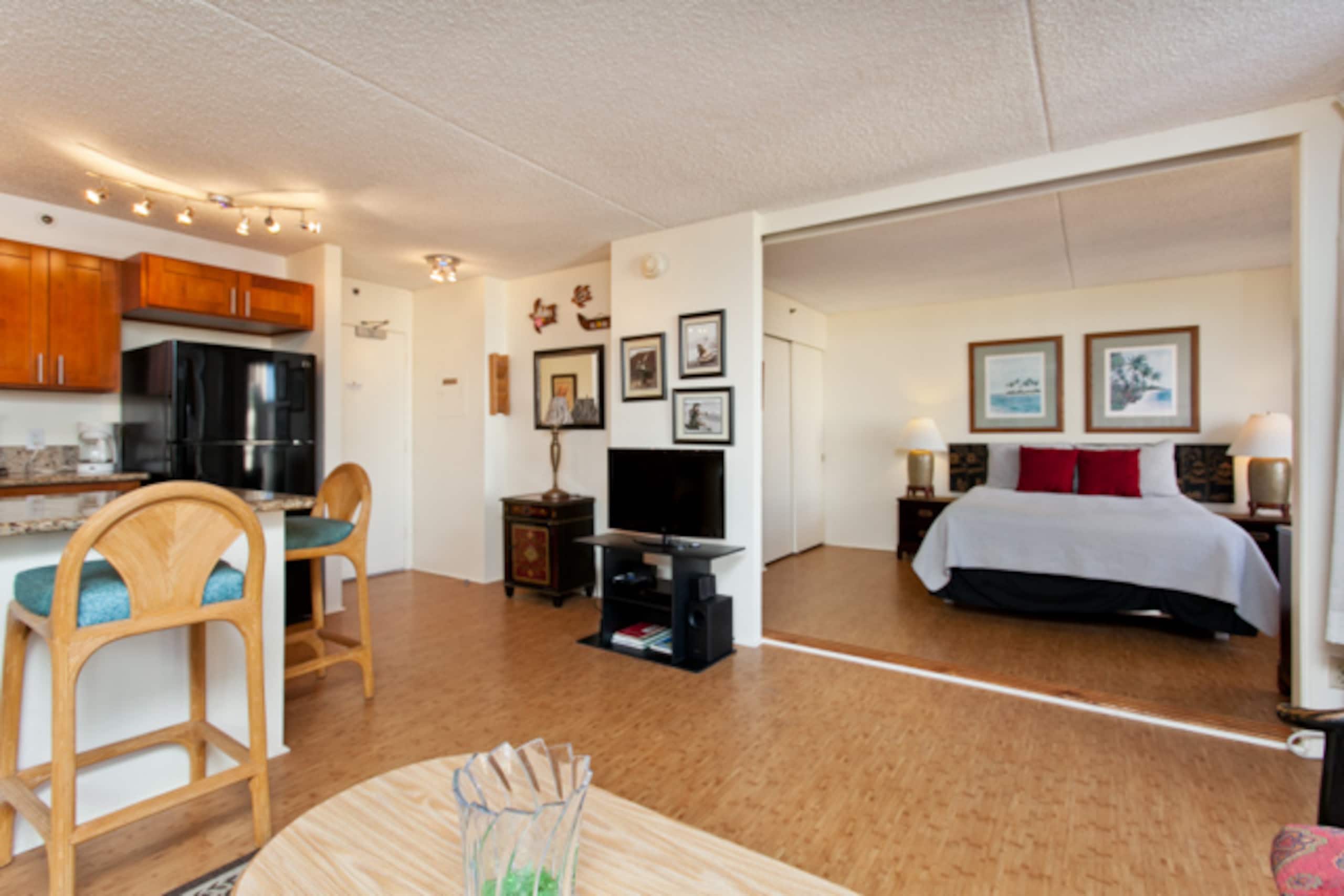 Condo in Honolulu · ★4.55 · 1 bedroom · 2 beds · 1 bath - Image 3
