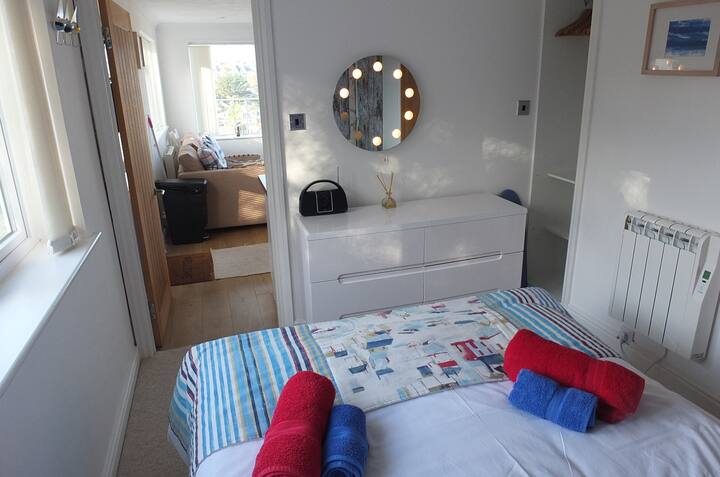 עכשיו עם טלוויזיית LCD/נגן DVD 32אינץ' על קיר חדר השינה, (תמונה בקרוב)