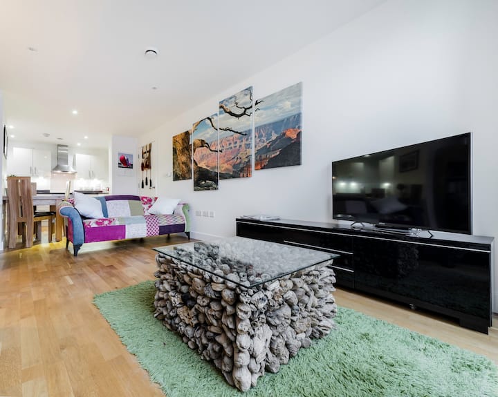 Rental unit in Edgware · ★4.92 · 2 bedrooms · 4 beds · 2 baths