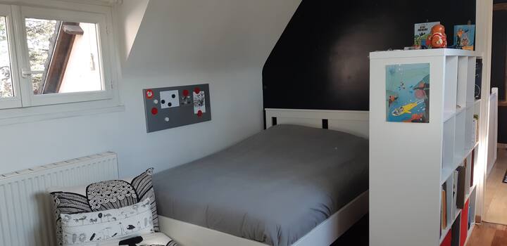 חדר שינה 3 
מיטה זוגית 140/200. מצעים חדשים