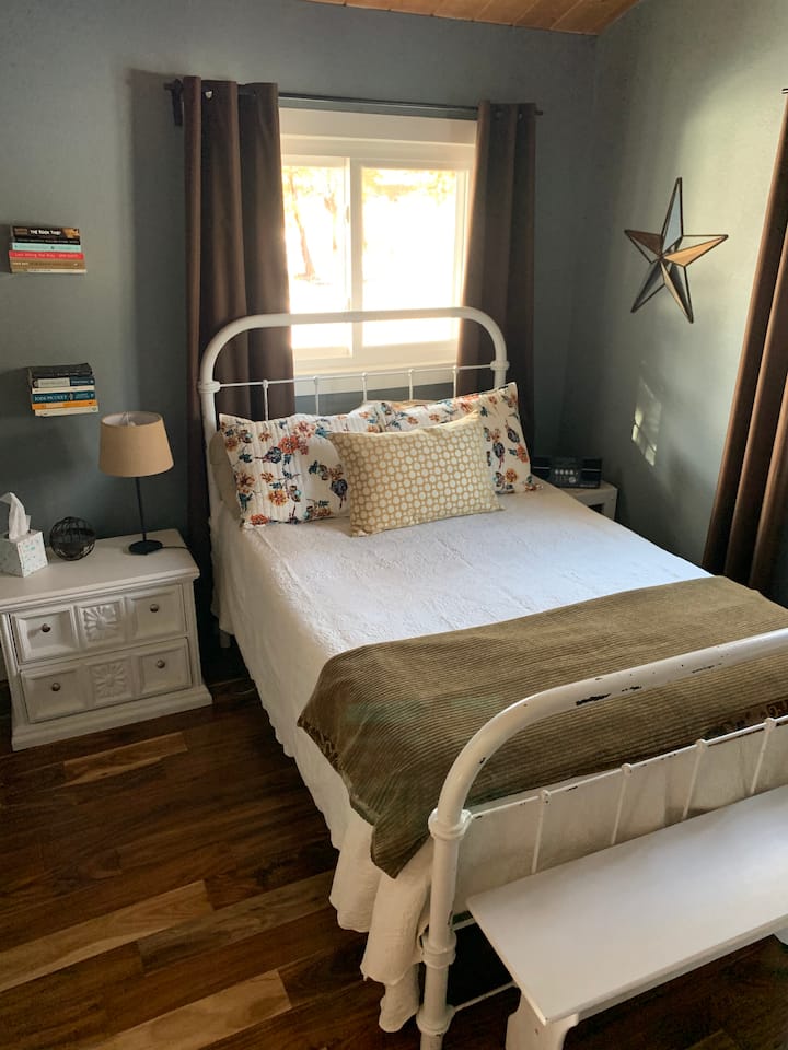 ห้องนอน #2 พร้อมเตียงขนาดใหญ่และประตูโรงนา