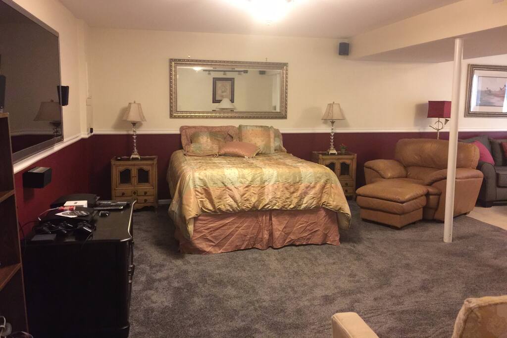 Your private entrance leads to a spacious efficiency suite. The master suite has a queen size bed.