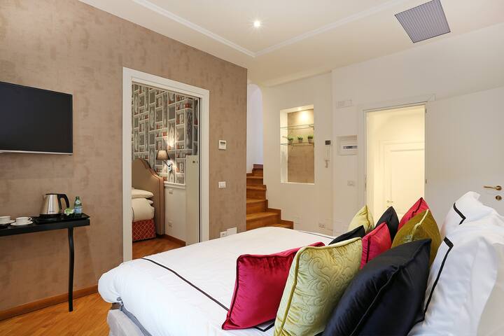 Domus Leonina: Amazing Terrace on the Roman Foro gallery image 5