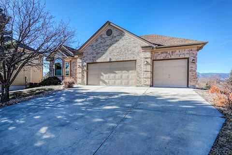 The Only Place to Stay in Colorado Springs-Suite