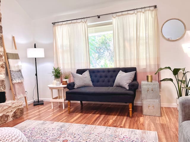 NEW~Hughes House~Austin Modern – Great Location!