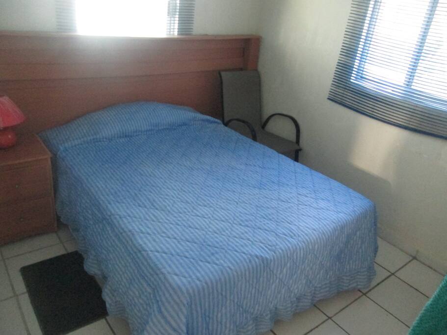 Recámara pequeña con cama matrimonial / Small bedroom with a double bed