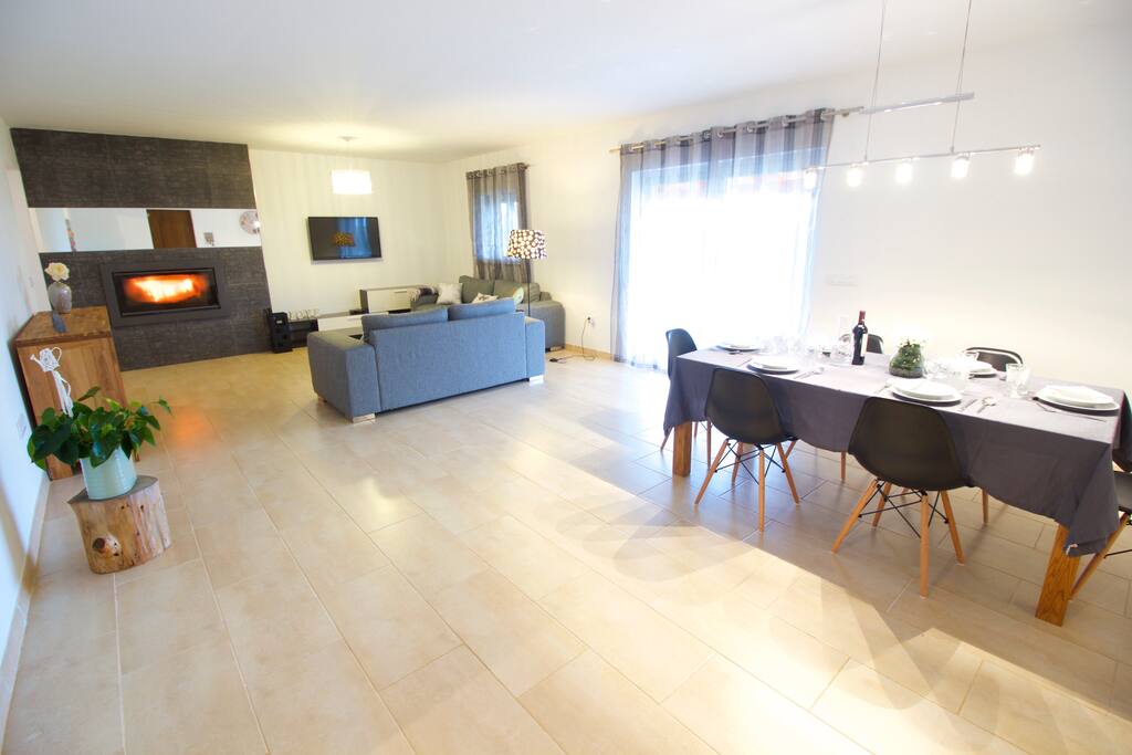 Salón-comedor de diseño abierto con capacidad para 6 personas