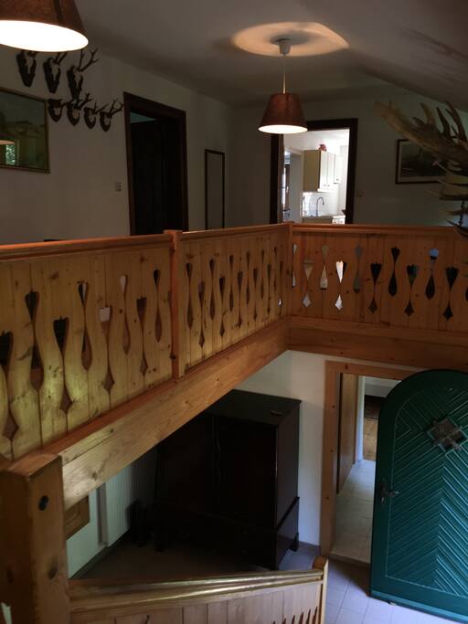 Blick nach unten -Vorraum u Eingang mit Veranda im Obergeschoß