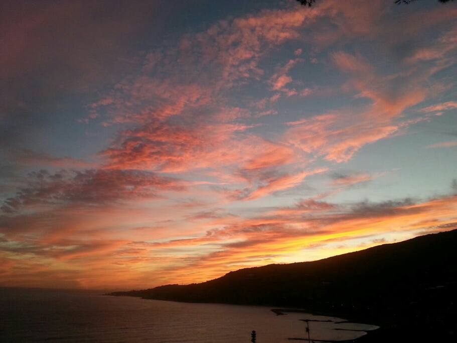 un tramonto visto dalla casa