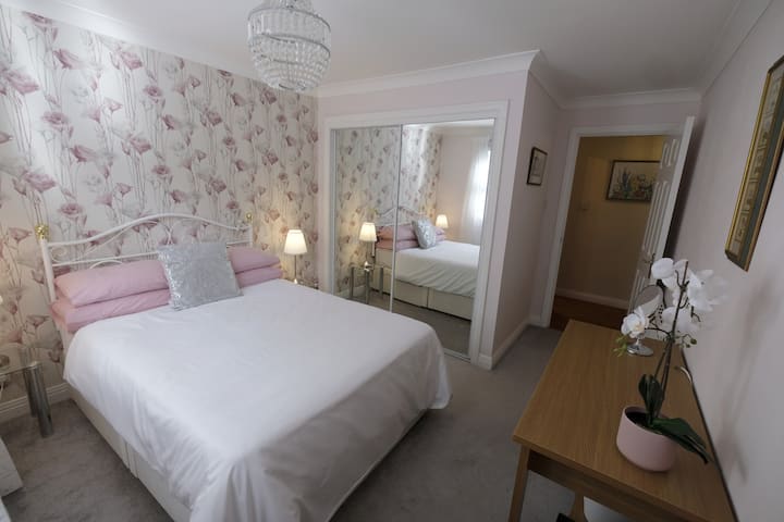 dormitorio doble con vistas al jardín