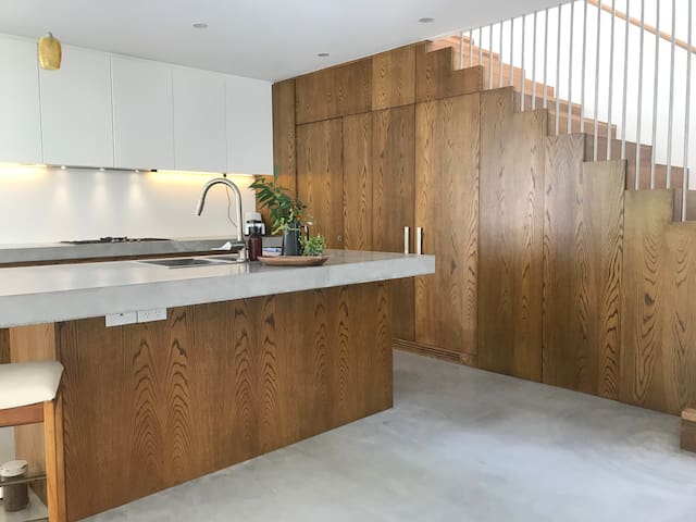 The cliff – GENEROUS FAMILY HOME + POOL