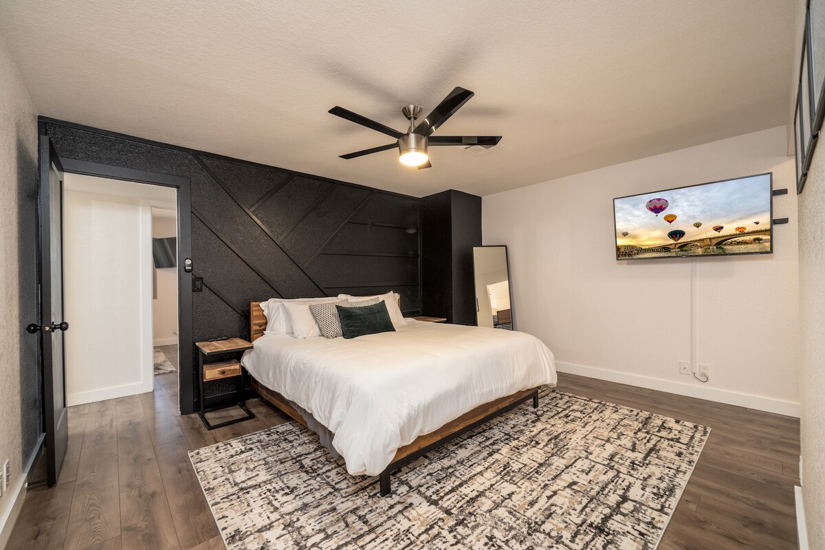 加大双人床、智能电视和全身镜