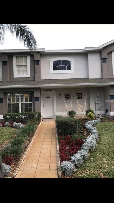 Very well located townhouse 3/2 and a loft extra area, community pool right on backyard. 2 designated parking space.
Quiet neighborhood.