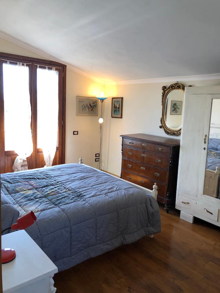 dormitorio 1 con cama tamaño queen y baño privado.