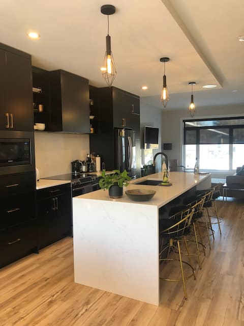Modern Luxury- Steps from Downtown and the River!