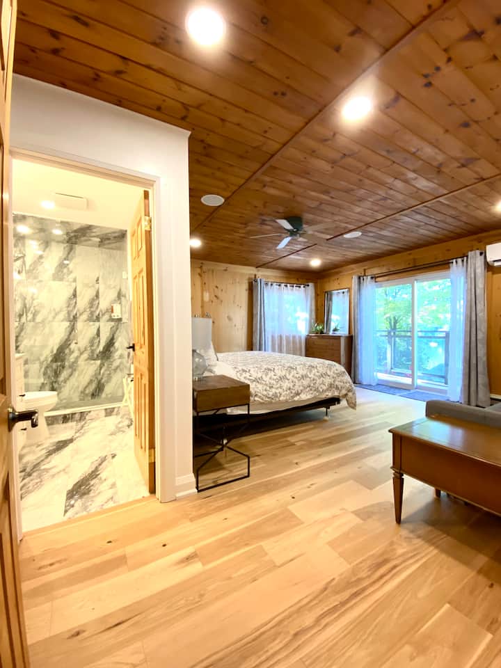 И спалната соба бр. 1 има модерна бања!