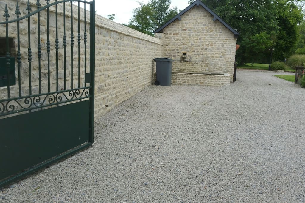 la cour de notre habitation principale où vous pouvez stationner.