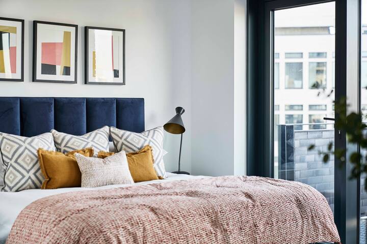 3 bedroom Air-conditioned Shoreditch Apartment gallery image 2