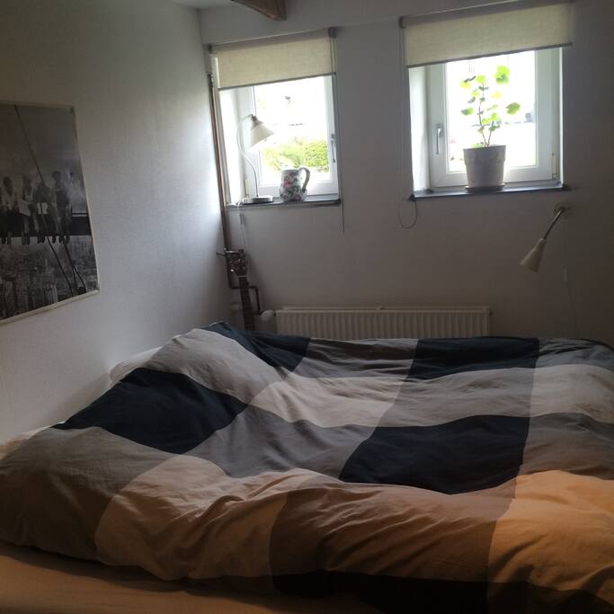 Soveværelse med dejlig seng