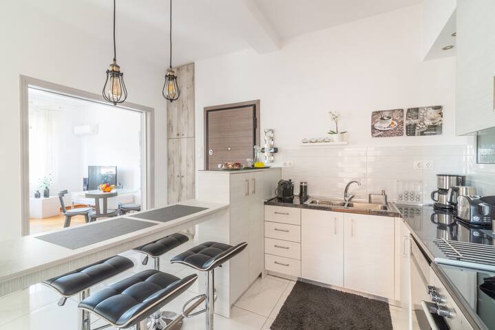 Zeus by Heloni Apartments gallery image 5