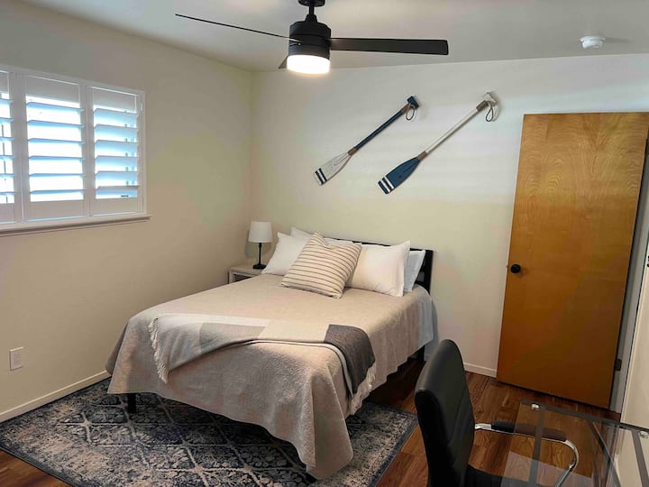 בחדר השינה השלישי בקומה הראשונה יש מיטת קווין סייז עם מזרן ספוג זיכרון. בחדר הזה יש גם שולחן מחשב קטן, מנורה וכיסא אם אתם צריכים לסיים את העבודה.