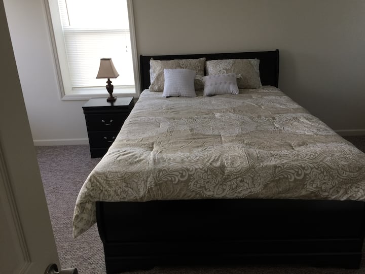 Kati i 2-të Master w/ Queen Size Bed