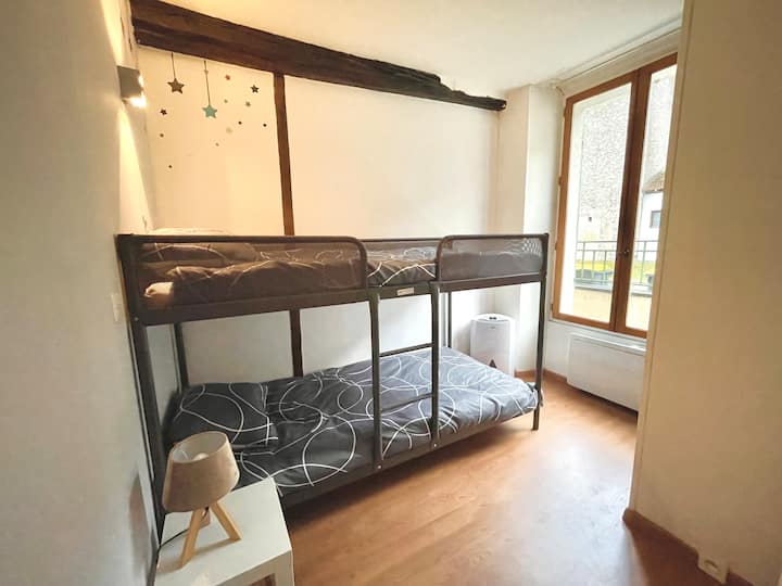 ಇಬ್ಬರು ವಯಸ್ಕರು ಅಥವಾ ಇಬ್ಬರು ಮಕ್ಕಳಿಗೆ ಒಂದು ಬಂಕ್ ಬೆಡ್ ಹೊಂದಿರುವ ಎರಡನೇ ಮಲಗುವ ಕೋಣೆ