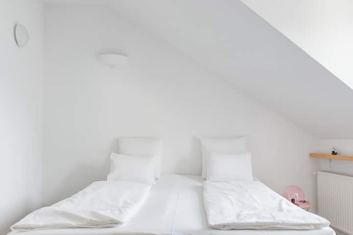 Két teljesen különálló hálószoba van ebben a lakásban, ez az első hálószobád.