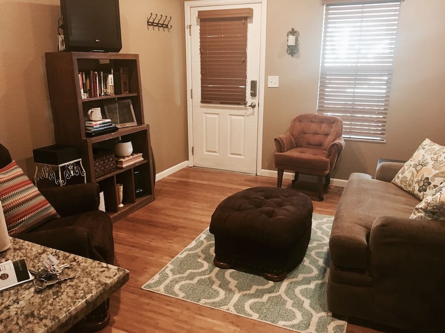 Private living room- DVD/Netflix access