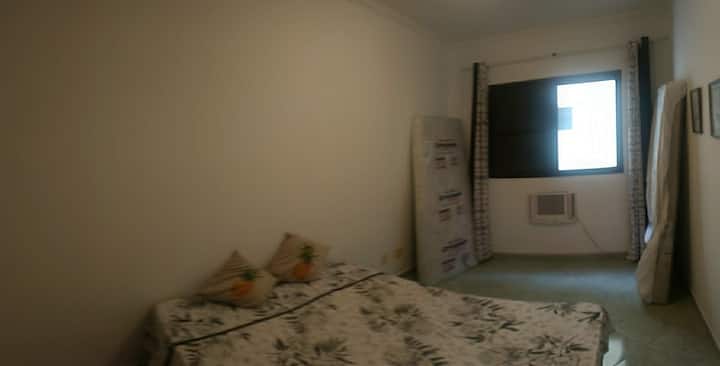 جناح ، يحتوي على مكيف هواء ، سرير مزدوج ، مرتبتين ، خزانة ملابس.