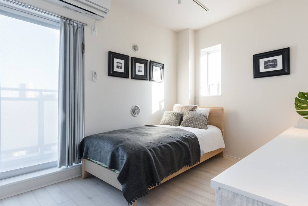 Bed room.