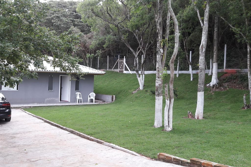 casa cercada com amplo quintal