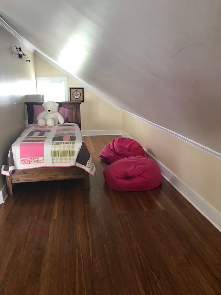 Potkrovlje na katu. Jedan ortopedski madrac s vrećama s kapama